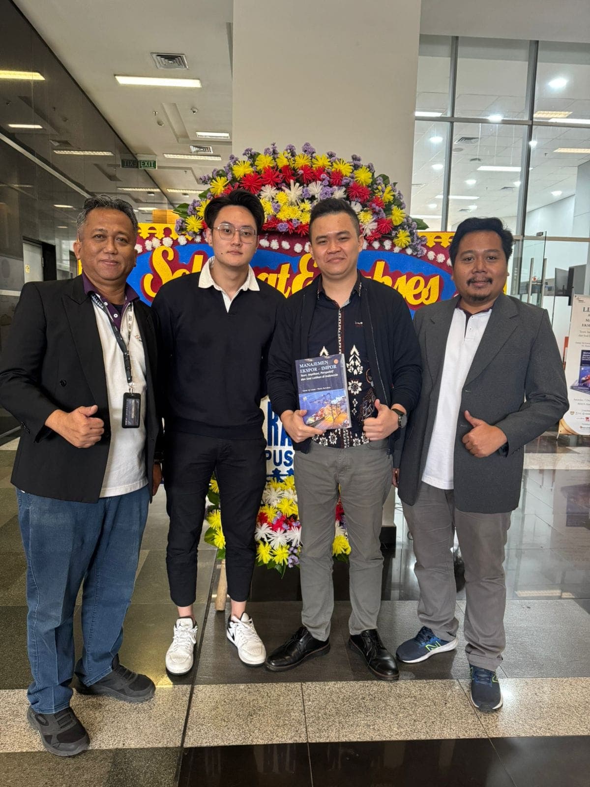 Member FUTRA bersama mitra setelah agenda bisnis