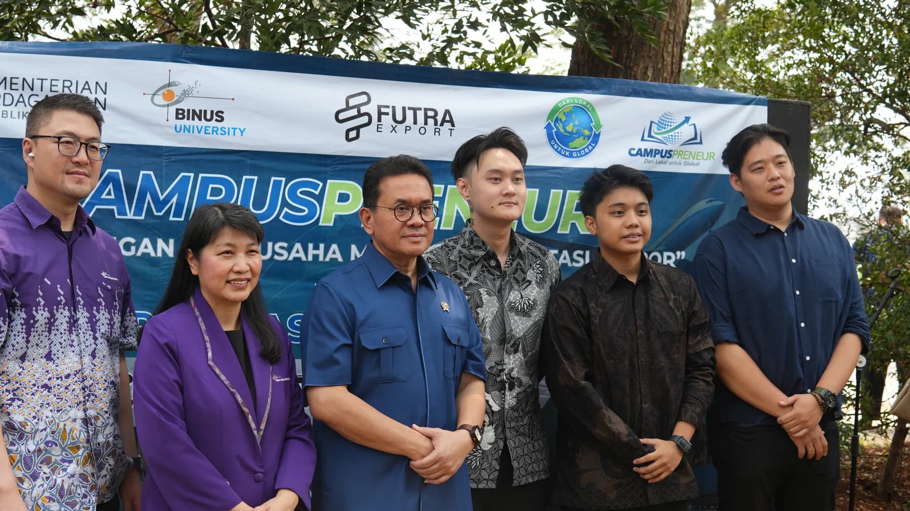 Peserta berfoto bersama di acara Campuspreneur dengan logo FUTRA Export