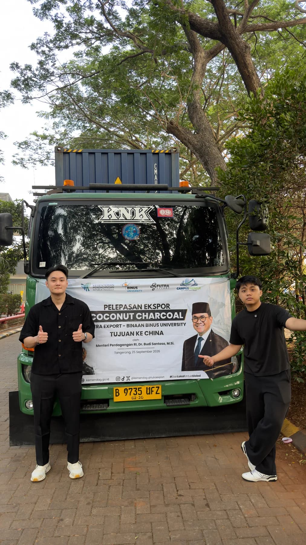 Dua peserta FUTRA di depan truk pelepasan ekspor pada Campuspreneur
