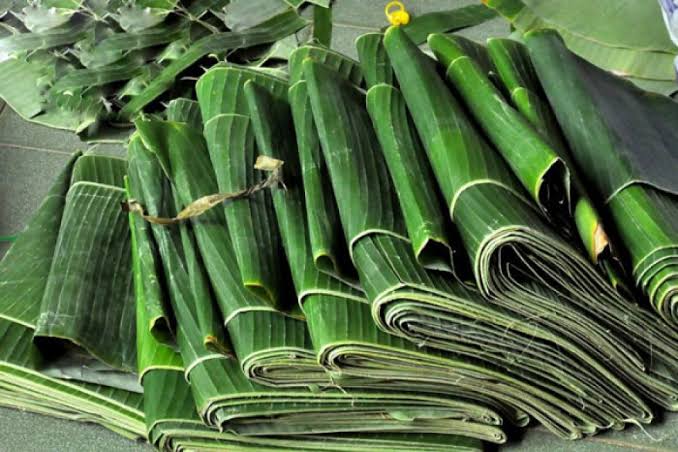 Daun pisang segar yang disusun dalam keranjang