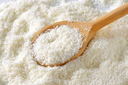 Desiccated coconut atau kelapa parut kering Indonesia yang disiapkan untuk grading, quality control, packaging, dan kebutuhan pasar ekspor.
