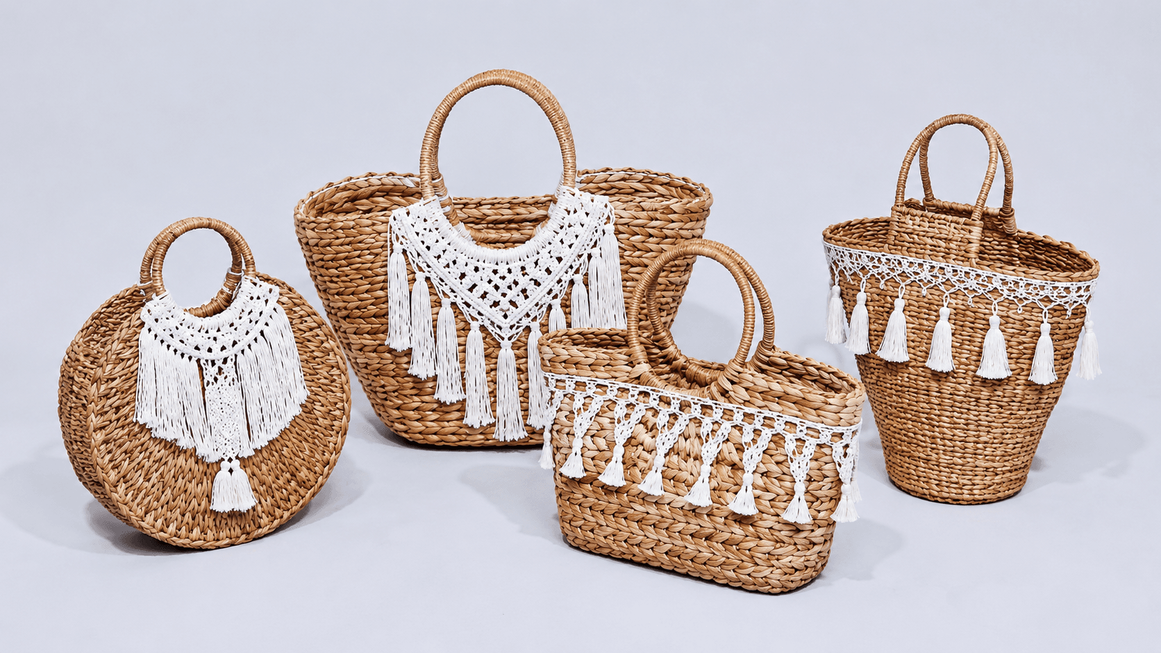 Handicraft kayu Indonesia yang disiapkan untuk quality control, packaging, dan kebutuhan pasar ekspor.