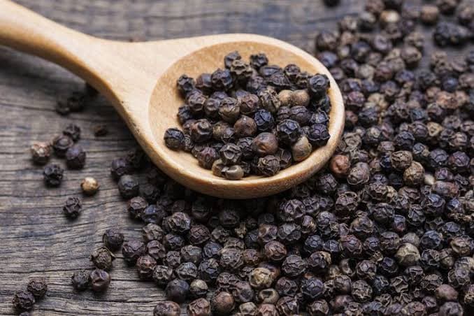 Lada hitam Indonesia atau whole black pepper yang disiapkan untuk cleaning, grading, quality control, dan kebutuhan pasar ekspor.