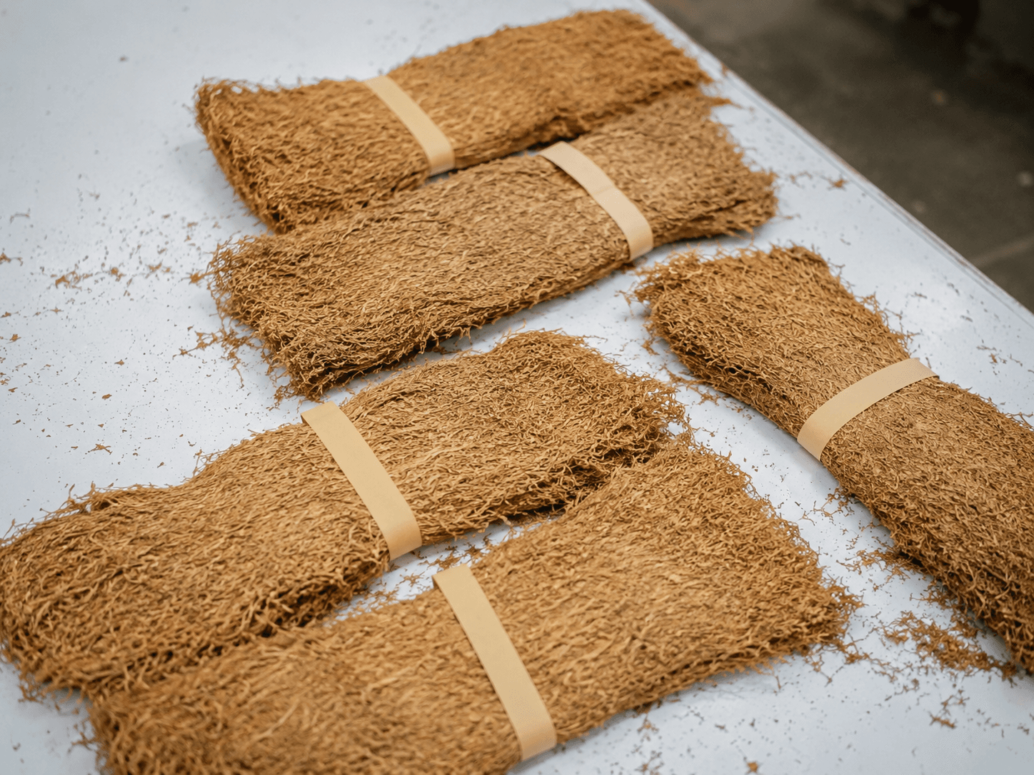 Daun tembakau Indonesia yang telah melalui curing dan disiapkan untuk grading, quality control, packaging, dan kebutuhan buyer ekspor.