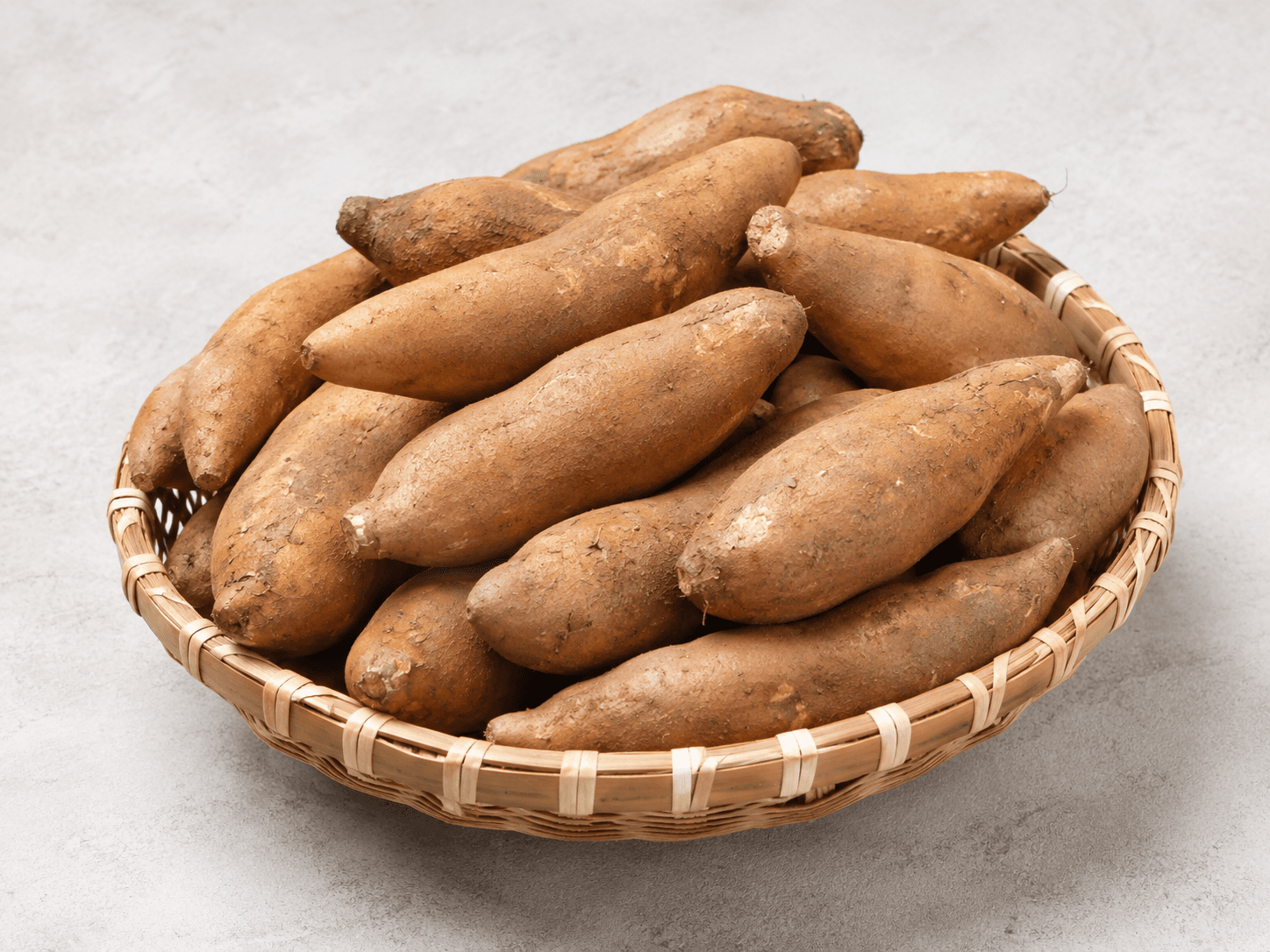Ubi yakon Indonesia dalam bentuk fresh root yang disiapkan untuk sorting, grading, quality control, packaging, dan kebutuhan pasar ekspor.